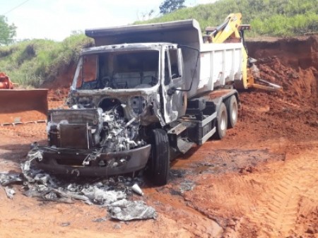 Veículo da Prefeitura pega fogo na estrada do IBC