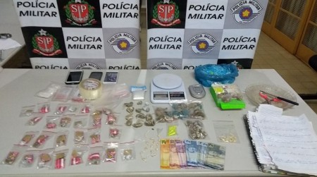 Homem corre ao ver viatura policial e acaba preso por tráfico de drogas, em Santo Anastácio