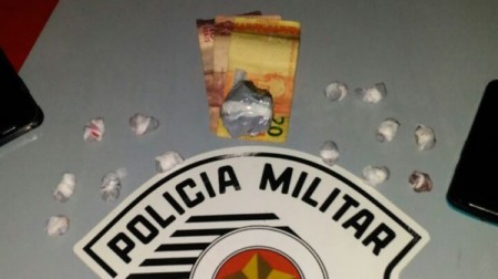 Traficante entregava drogas após pedidos via mensagem de celular e é preso pela PM