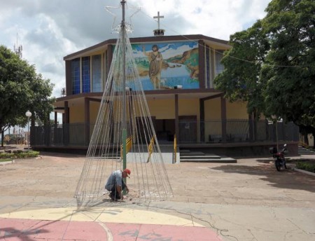 Prefeitura de Salmourão instala enfeites de Natal na cidade