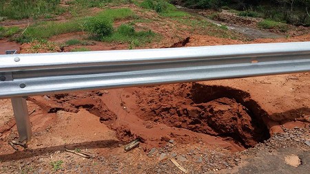 Erosão à margem da SP-294 próxima ao trecho de rompimento da pista será reparada informa o DER