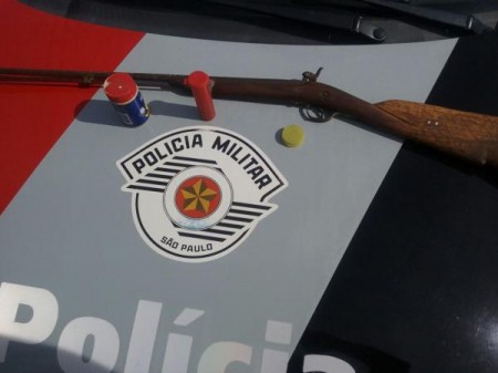 Polícia Militar aborda veículo e localiza arma de fogo em seu interior