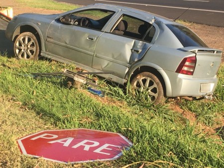 Motorista perde o controle de carro, bate em placa de sinalização e tomba na SP-270