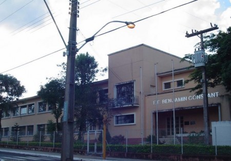 Aluno de Escola Estadual de Osvaldo Cruz danifica porta do banheiro e diretora aciona a Polícia