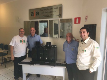 Rotary Clube de Osvaldo Cruz Califórnia entrega computadores para a Aja e Casa da Criança