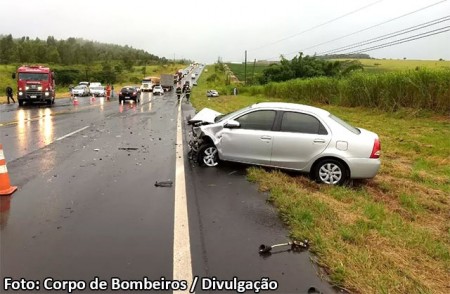 Acidente envolvendo quatro veículos na rodovia deixa feridos em Pompéia