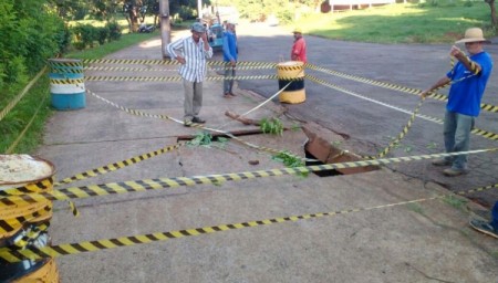 Novo buraco no Parque dos Pioneiros revela galeria desconhecida