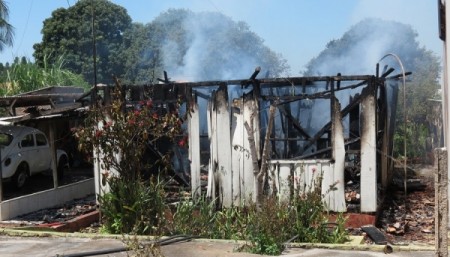 Incêndio destrói casa e moradora idosa é socorrida em estado de choque