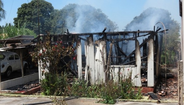 Incndio destri casa e moradora idosa  socorrida em estado de choque