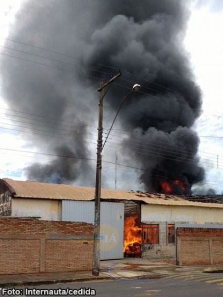 Perda total de prédio: Incêndio atinge depósito de bandejas em Iacri