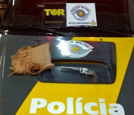 Fiscalização Policial apreende revólver com travesti de 17 anos dentro de ônibus