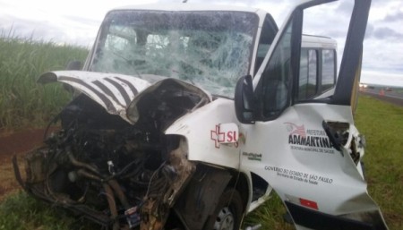 Van de transporte de pacientes da prefeitura de Adamantina se envolve em acidente