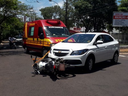 Colisão com carro deixa motociclista ferido em cruzamento em Presidente Prudente