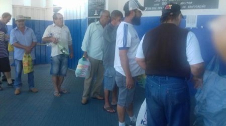 Torcedores do Azulão fazem fila para trocar garrafas Pet por ingresso para o jogo de domingo