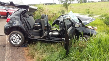 Colisão frontal entre carreta e carro mata motorista na Rodovia Brigadeiro Eduardo Gomes