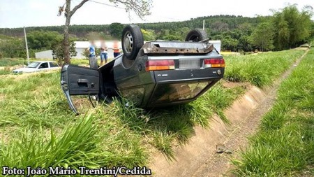 Veículo com casal de orientais capota na SP-294 em Tupã