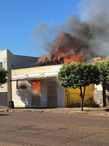 Bombeiros trabalham muito para conter fogo em estabelecimento comercial de Dracena