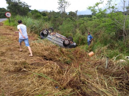 Condutor perde controle de veículo e capota na Vicinal Rinópolis - Iacri