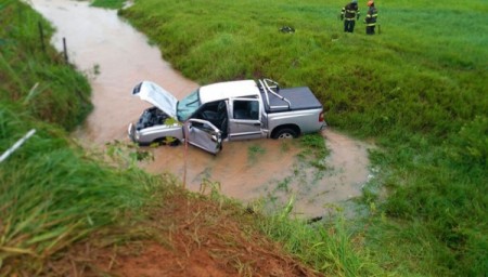 Motorista morre após capotar caminhonete em estrada vicinal e cair em córrego