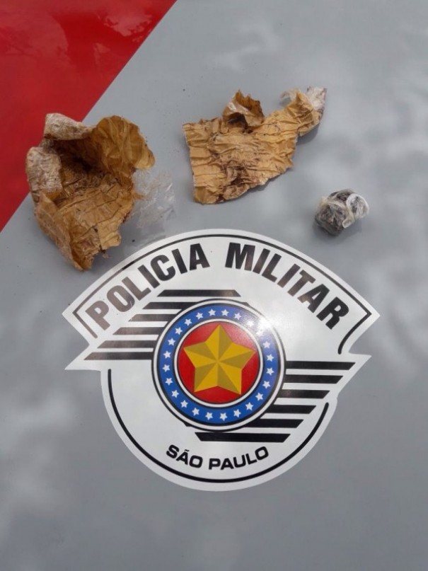 Polcia Militar, atravs de denncia, apreende poro de maconha na Rua Armando Salles em Osvaldo Cruz