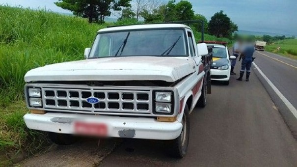 Policiais Rodovirios localizam em estrada da regio caminhonete furtada em Presidente Prudente