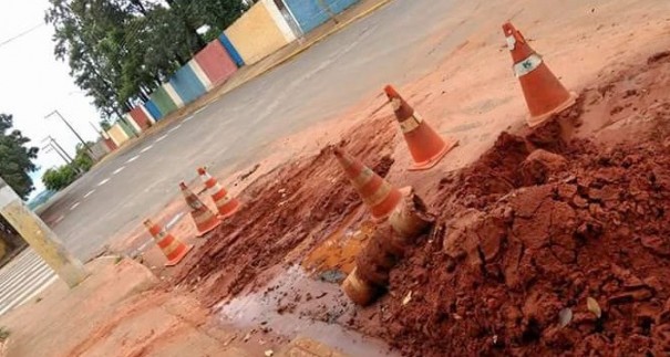 Moradores reclamam de buracos abertos pela Sabesp em Salmouro