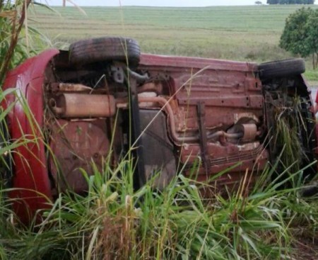 Carro ocupado por três pessoas capota e vai parar na vegetação 