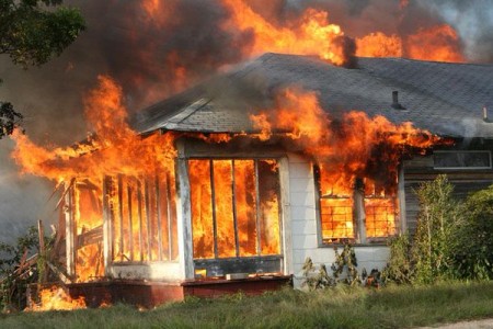 Irmãos conseguem perceber fumaça e escapam de incêndio em residência em Rinópolis