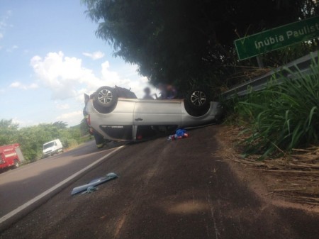 Depois de colidir lateralmente com caminhão, Gol roda na pista e capota na SP-294 