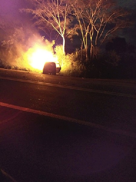 Dois carros se envolvem em colisão perto de Junqueirópolis; um deles pega fogo