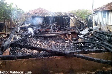 Incêndio destrói residência no centro de Bastos e dois cães morrem carbonizados 