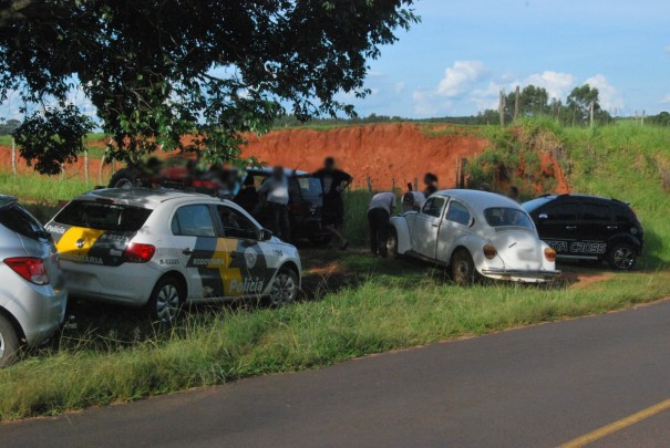 Em tentativa de ultrapassagem, Peugeot e Fusca se envolvem em acidente na vicinal Osvaldo Cruz a Sagres