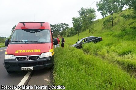 Acidente envolvendo veículo com placas de Osvaldo Cruz fere duas pessoas na SP-294 em Quintana