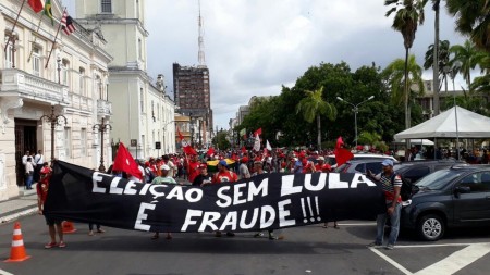 Ato em apoio ao ex-presidente Lula tem confronto com PM e 4 feridos em João Pessoa