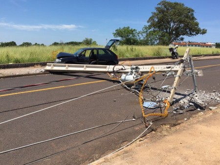 Motorista perde controle de veículo e derruba postes em Presidente Prudente