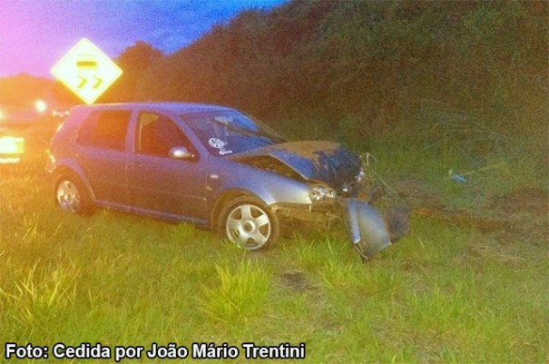 Motorista fica ferido aps Golf de Herculndia colidir contra barranco na SP-294