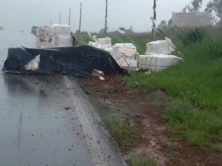 Carreta derruba parte da carga de celulose na pista da Rodovia Comandante João Ribeiro de Barros