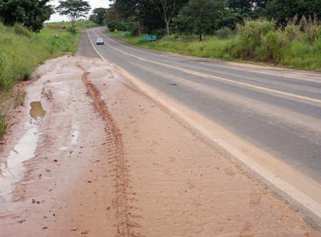 CUIDADO: Via de Acesso de Irapuru tem trecho perigoso quando chove 