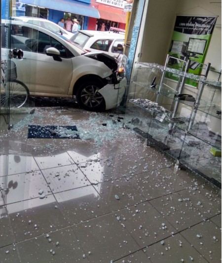 Motorista perde controle da direção e carro invade loja no Centro de Martinópolis