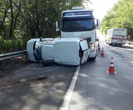 Após estouro de pneu, veículo fica desgovernado, tomba e atinge caminhão em rodovia