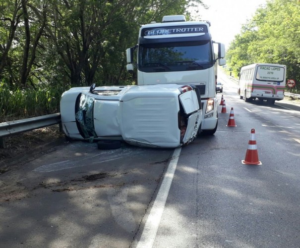 Aps estouro de pneu, veculo fica desgovernado, tomba e atinge caminho em rodovia