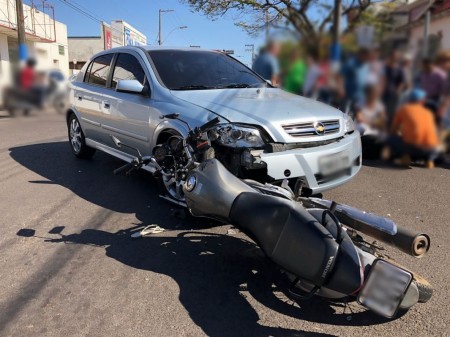 Acidente envolvendo moto no centro de Osvaldo Cruz deixa condutora levemente ferida