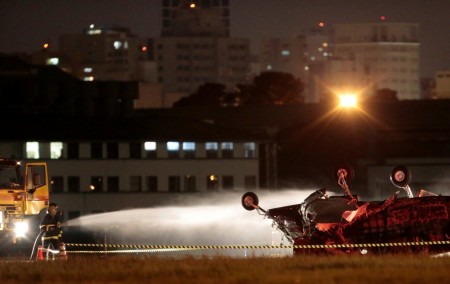 Queda de avião deixa um morto e 6 feridos no Campo de Marte em SP