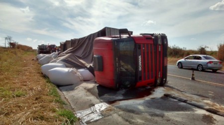 Acidente entre caminhões provoca tombamento e espalha carga de farelo de mandioca em Martinópolis