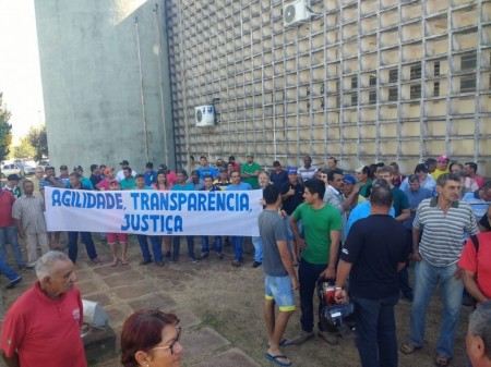 Protesto reúne cerca de 150 ex-funcionários de usina em frente ao Fórum de Junqueirópolis