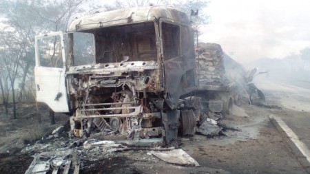 Caminhões pegam fogo após bater de frente na SP-425 