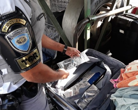 Boliviana é presa em flagrante com 30 pacotes de cocaína em ônibus na Rodovia Raposo Tavares