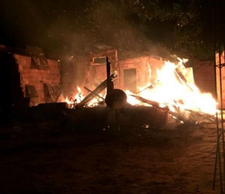 Casa é destruída por incêndio em Flórida Paulista 