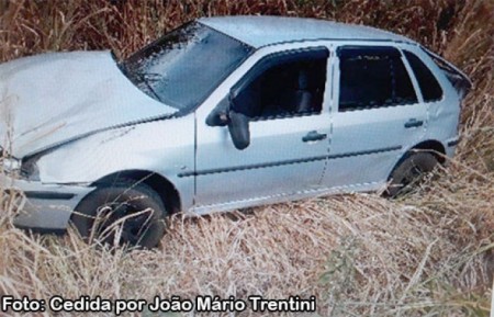 Carro placas de Iacri cai em canaleta de escoação de águas pluviais da SP-294