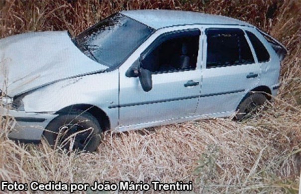 Carro placas de Iacri cai em canaleta de escoao de guas pluviais da SP-294